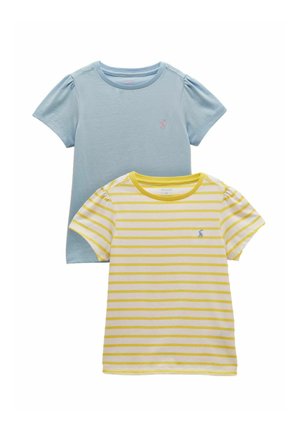 Zwei kurzärmelige Kinder-T-Shirts, eines einfarbig hellblau und eines weiß mit gelben horizontalen Streifen, beide mit kleinen bestickten Logos.