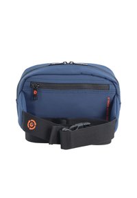 Borsa a spalla in tessuto blu con corpo imbottito, tasca frontale con zip e tracolla nera regolabile con un accento logo arancione.
