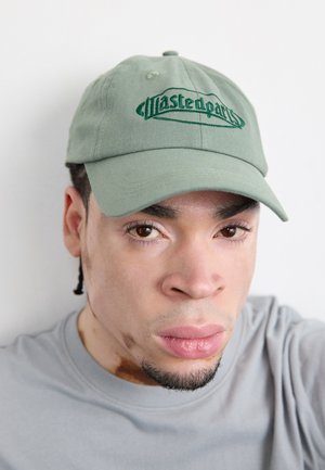 Boné de beisebol verde em algodão com texto bordado. Aba arredondada, faixa ajustável na parte de trás, design simples e textura macia.