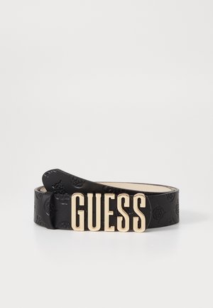 Cinturón de cuero negro con una hebilla brillante en oro con el logo de "GUESS" y un patrón grabado. Textura suave con un diseño clásico.