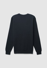 Felpa blu scuro con maniche lunghe, colletto rotondo e tessuto testurizzato. I polsini e l'orlo sono rifiniti con un dettaglio a coste.