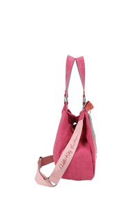 Sac en tissu rose avec une texture douce, une forme structurée et des bretelles réglables. Présente un logo sur la sangle et un accent de couleur contrastante.