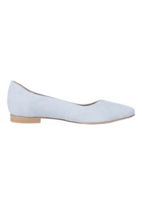 Chaussure plate en daim bleu clair à bout pointu avec un petit talon beige et un design sans lacets, vue de côté gauche sur fond blanc.