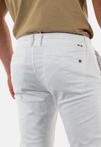 Le Temps Des Cerises PHCESAR0WLPIG241 - Chino - blanc