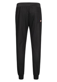 Fekete, szűkülő szabású melegítőnadrág elasztikus derékpánttal és szegélyekkel, egyetlen hátsó zsebbel, amelyen egy kis Union Jack zászlófolt látható.