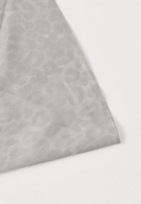 Ανοιχτό γκρι κασκόλ από λεπτό ύφασμα με διακριτικό ζωικό σχέδιο, που διαθέτει λεία υφή και καθαρές ραφές στις άκρες.