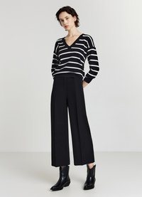 Calliope CON SCOLLO A V A RIGHE - Maglione - var ultrablack