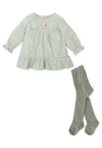 Blusa de manga larga a cuadros verdes con un dobladillo con volantes y bordados de animales, combinada con medias grises de diseño sencillo y detalles en las costuras laterales.