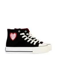 Scarpe sneakers alte nere con lacci bianchi, suole in gomma e una patch a forma di cuore rosso con la scritta "LETEMPS DES CERISES" di lato. Fodera interna rossa.