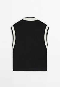 Svart ärmlös polo skjorta med en texturerad tyg, med vit krage och kant längs ärmhålen. Enkelt, minimalistisk design.