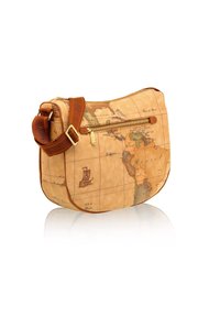 Borsa in pelle marrone chiaro con un design di mappa del mondo vintage, tracolla marrone, zip dorata e texture liscia. Le dimensioni sono arrotondate con una base piatta.