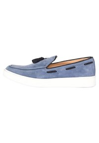 Scarpa slip-on in camoscio blu con punta rotonda, suola in gomma bianca e dettagli di cucitura nera lungo i lati. Design minimalista, senza decorazioni.