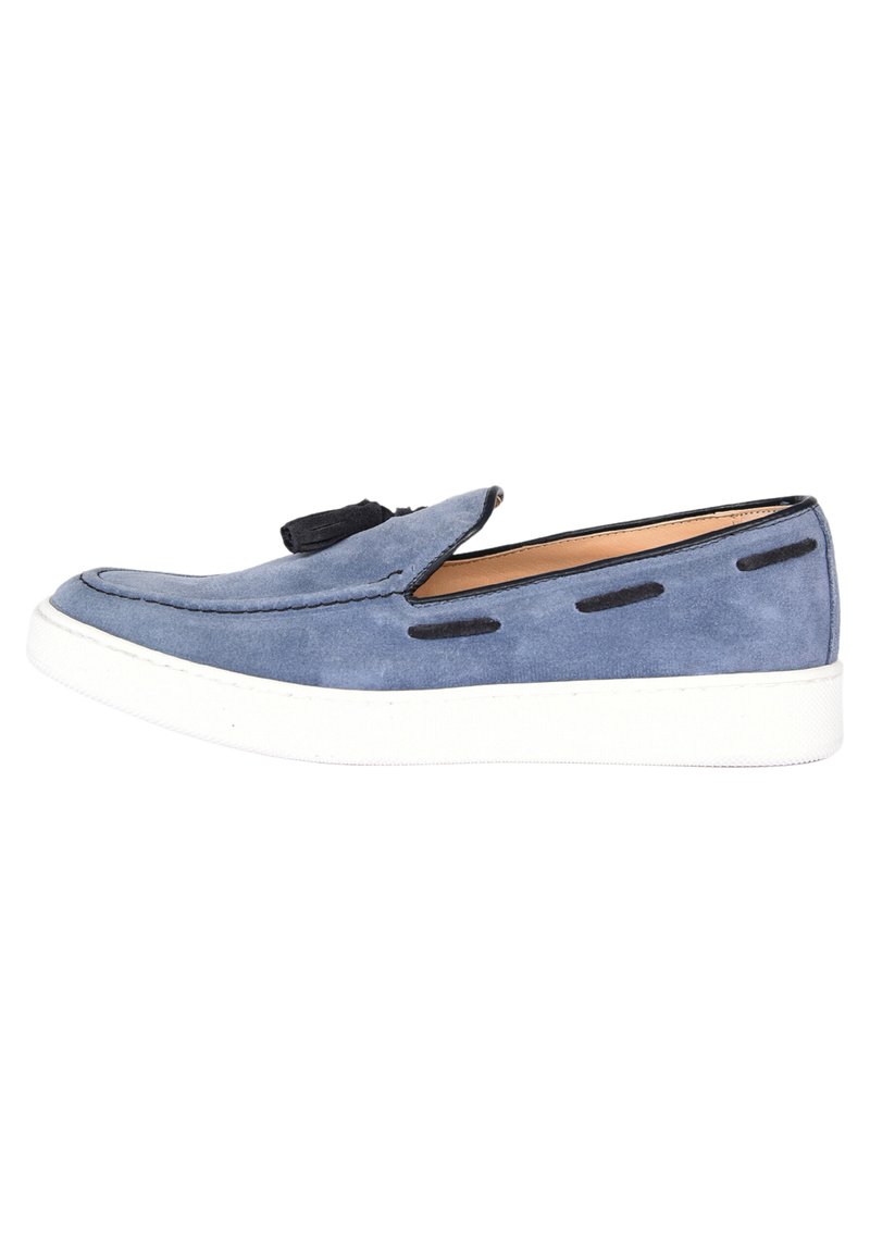 Scarpa slip-on in camoscio blu con punta rotonda, suola in gomma bianca e dettagli di cucitura nera lungo i lati. Design minimalista, senza decorazioni.