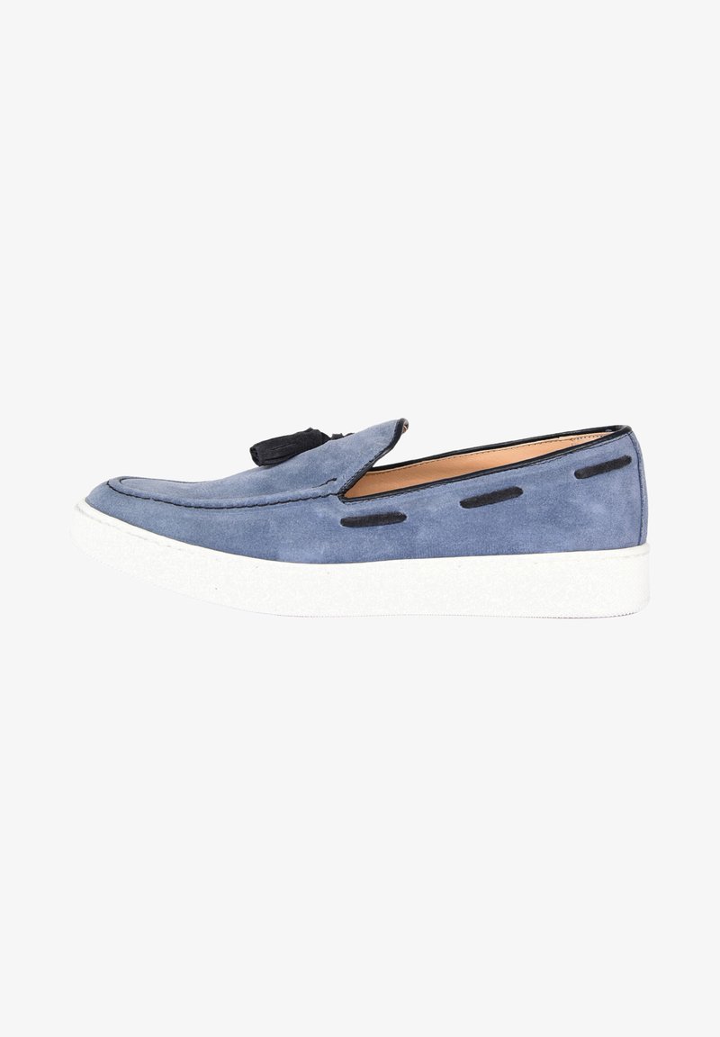 Scarpa slip-on in camoscio blu con punta rotonda, suola in gomma bianca e dettagli di cucitura nera lungo i lati. Design minimalista, senza decorazioni.