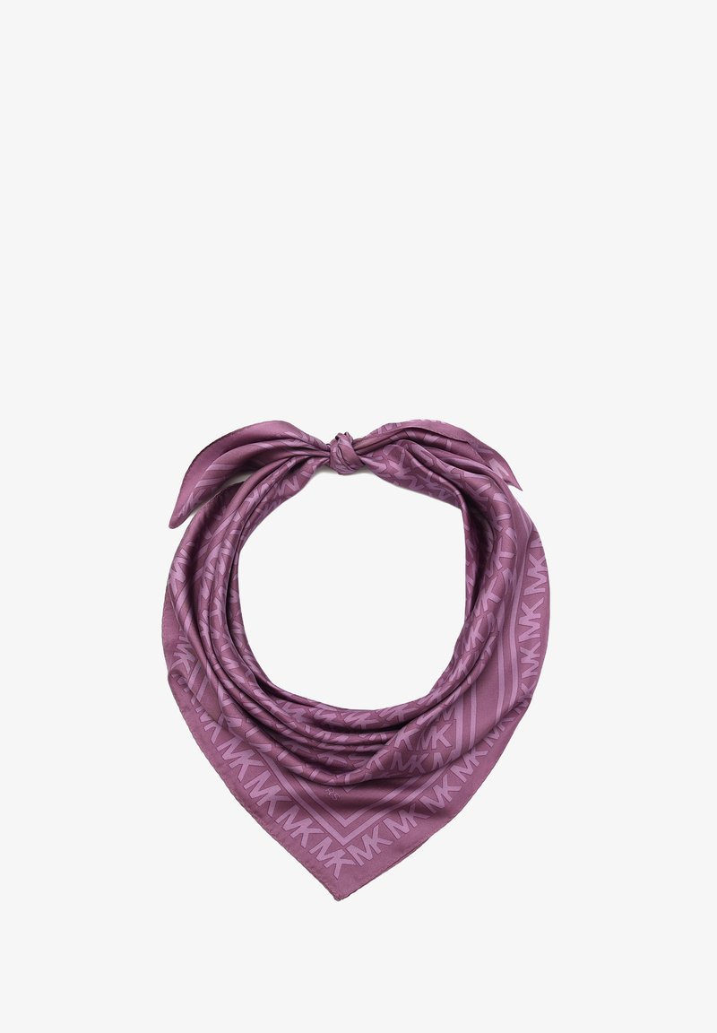 Zijden sjaal in gedempt paars, met een geometrisch patroon en branding in een tonale uitvoering. Vastgebonden in een klassieke bandana-stijl.