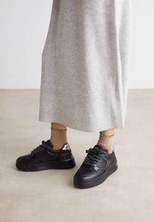Trainers - black