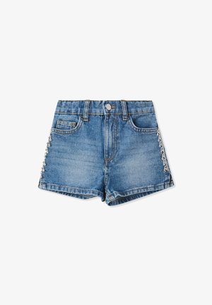 Bermuda in denim blu con taglio classico, dotate di tasche frontali e perline decorative sui lati. Design semplice con dettagli cuciti.