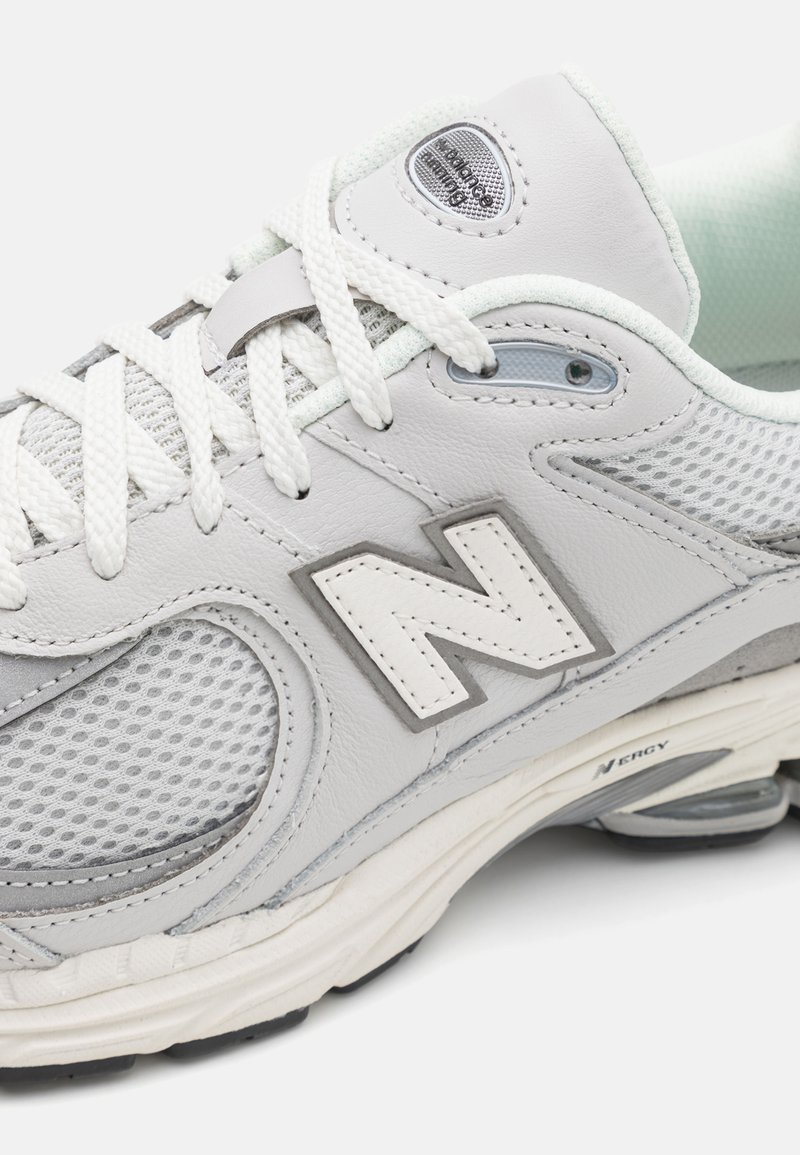 New Balance M2002 UNISEX - Sneaker low - grey/grau - Zalando.de
