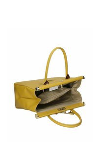 Gul läderhandväska med en strukturerad design, prydd med guldfärgad hårdvara, två handtag och ett rymligt inre med fickor.