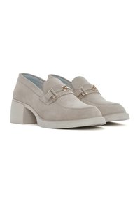 Scarpe mocassino in suede beige con tacco basso a blocco, caratterizzate da dettagli metallici e cuciture sulla tomaia.