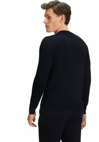 Marineblauer gestrickter Pullover mit langen Ärmeln, rundem Halsausschnitt und glatter Textur. Verfügt über gerippte Bündchen und Saum und zeigt eine taillierte Silhouette.