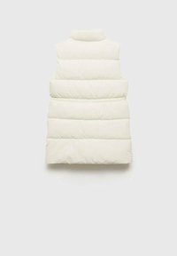 Gilet bianco imbottito con colletto alto, caratterizzato da sezioni trapuntate orizzontali, texture liscia e nessun hardware o tasche visibili.