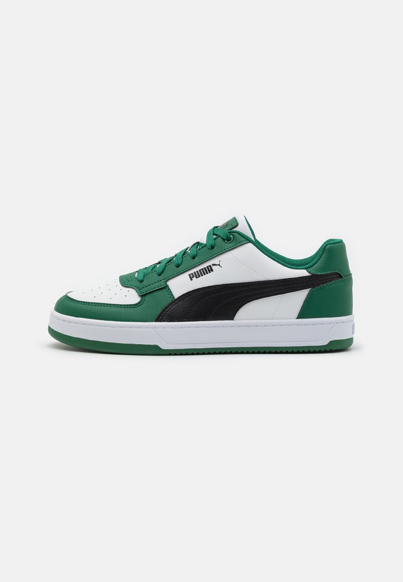 Puma sneakers med en hvid perforeret tå, grøn læderdetaljer, sort logo og en hvid mellemsål med grøn ydersål.