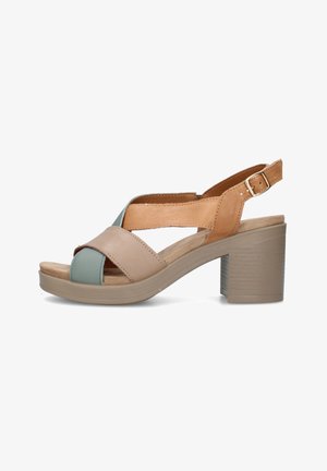 Sandalo da donna con punta aperta, con cinturini in pelle beige, azzurro chiaro e marrone chiaro e tacco medio largo con fibbia regolabile.