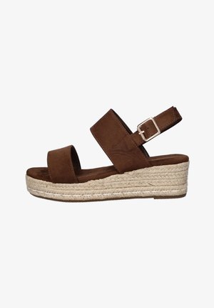 Bruine suède sleehak sandaal met twee brede bandjes en verstelbare gesp, met een plateauzool met touwtextuur.