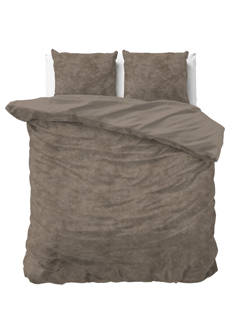 Ensemble de literie marron avec une housse de couette froissée et deux oreillers assortis. Le tissu a une apparence douce et texturée, offrant un look confortable.