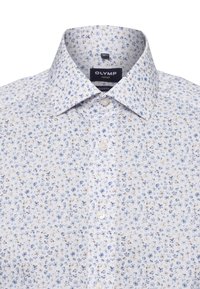Witte overhemd met een blauw bloemenpatroon, voorzien van een puntige kraag en een knoopsluiting aan de voorkant. De stof is glad, met een moderne snit en subtiele textuur.