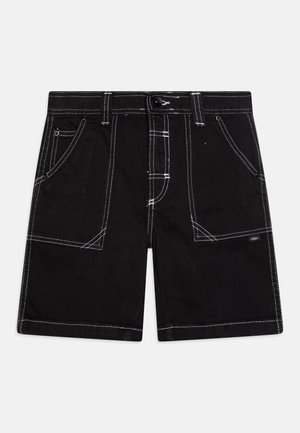 Sorte shorts med hvid kontrastsyning, frontknap, bæltestropper og to store forlommer på en ens hvid baggrund.
