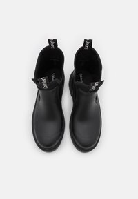 Fekete gumi bokacsizmák, letisztult dizájnnal, elasztikus oldalakkal és márkázott húzófülekkel. Simább felület, kerek orral.