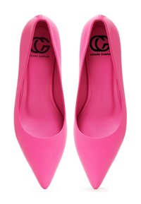 Scarpe con tacchi alti rosa con punta affilata, esterno in pelle vegana liscia e design minimalista, dotate di un logo impresso all'interno.