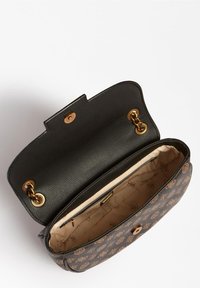 Czarna skórzana torba z ozdobnym brązowym wzorem na zewnątrz. Wnętrze posiada beżową podszewkę, kieszeń na zamek oraz złote akcenty.