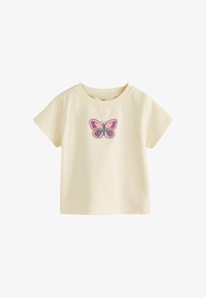 Cremefarbenes Kurzarmshirt für Kleinkinder mit einem pinken und lilafarbenen Schmetterling, der auf der Brust bestickt ist.