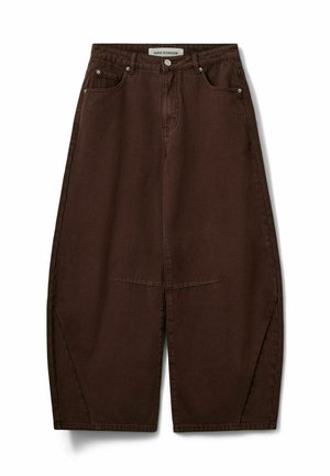 Pantaloni in denim marrone a vita alta, gamba larga, con tasche frontali, passanti per cintura e chiusura frontale con bottone e zip.