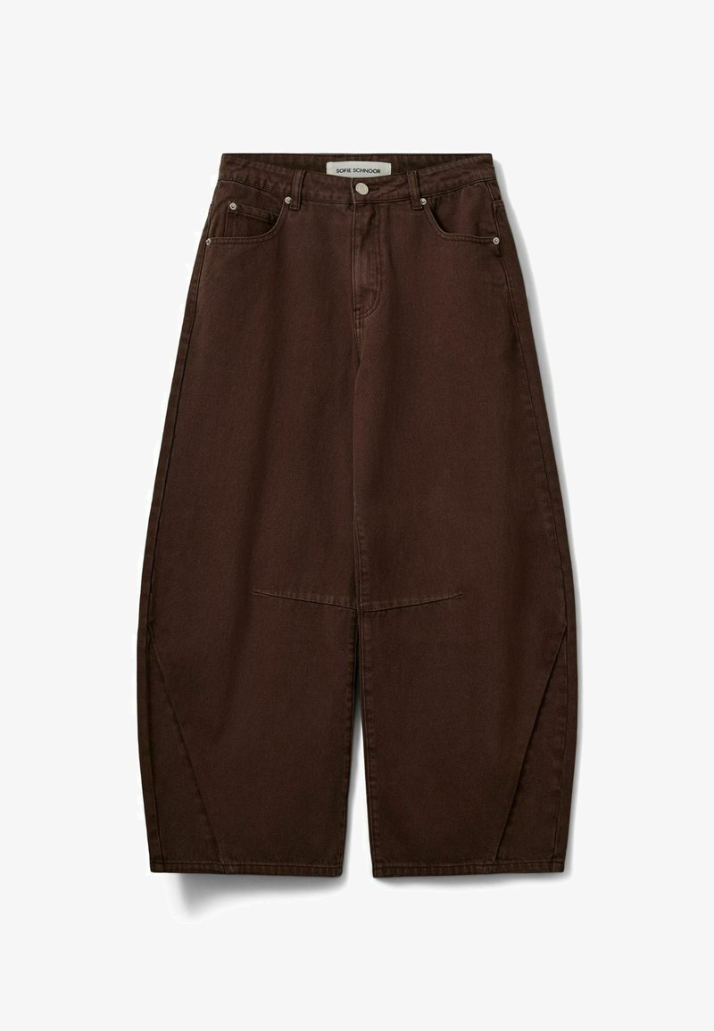 Pantalon en denim marron taille haute, jambes larges, avec poches avant, passants pour ceinture et fermeture devant par bouton et fermeture éclair.