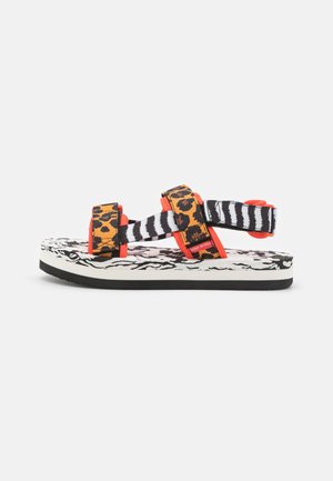 Platformsandal med sort og hvidt dyreprint underdel, orange og leopardprint remme samt sort og hvide zebrastriber med orange detaljer.