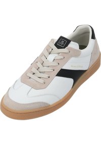 Weiße Leder-Sneaker mit grauen Wildledereinsätzen, schwarzen Details und einer beigen Gummisohle. Verfügt über flache Schnürsenkel und ein Logo auf der Zunge.