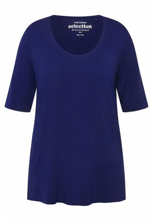 T-shirt à manches courtes bleu marine avec un col rond. Tissu doux et lisse avec une coupe décontractée et un minimum de détails.