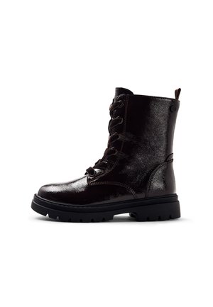 Bota de combate de cuero negro brillante con cordones, suela gruesa con dibujo y lengüeta en la parte trasera.