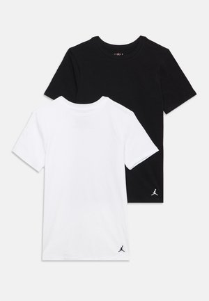 To ensfarvede t-shirts med korte ærmer, én sort og én hvid, hver med en lille Jumpman-logo nær den nederste kant.
