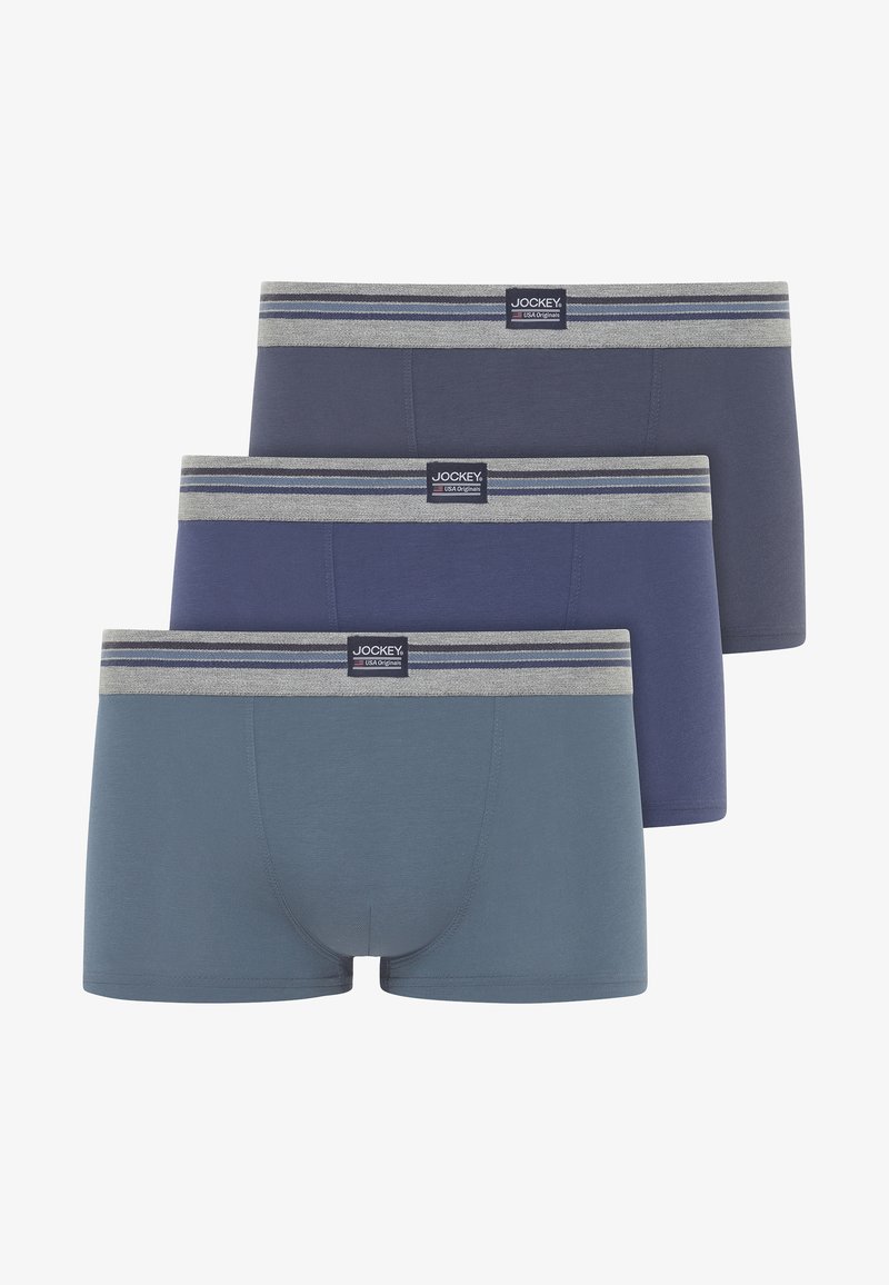 Drie paar Jockey boxershorts in donkerblauw, middenblauw en teal. Zacht materiaal met een grijze gestreepte tailleband waarop een logo staat.
