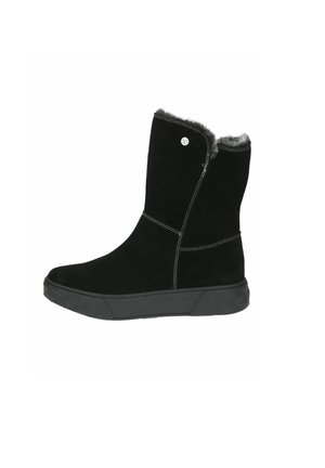 Bottes noires en daim mi-mollet avec doublure en fausse fourrure, accents brodés et semelle en caoutchouc noir, avec un détail de logo sur le côté.