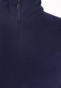 Marineblauwe fleece pullover met een hoge kraag en een halve rits aan de voorkant; zachte textuur met een lichtjes geborstelde afwerking.