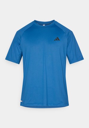 Niebieska sportowa koszulka z krótkim rękawem wykonana z oddychającej tkaniny, z siateczkową strukturą i czarnym logo na lewej stronie klatki piersiowej.