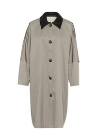 Lichtgrijze jas met een zwarte kraag, lange mouwen en zes knopen aan de voorkant; gemaakt van gladde stof; heeft een losvallend ontwerp.