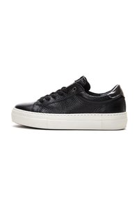 Zwarte leren sneakers met een gestructureerde afwerking, ronde neus en witte rubberen zool. Voorzien van zwarte veters en stiksel details aan de zijkant.