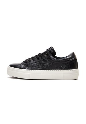 Sneaker in pelle nera con finitura testurizzata, punta rotonda e suola in gomma bianca. Presenta lacci neri e dettagli di cucitura lungo il lato.